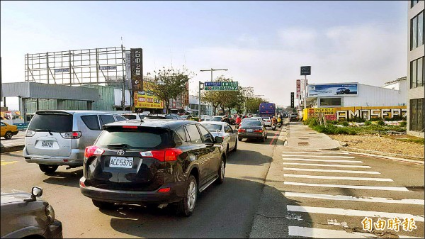 中清路要往環中路的方向，每逢交通尖峰期、連續假日，就像是大停車場。（記者蘇金鳳攝）