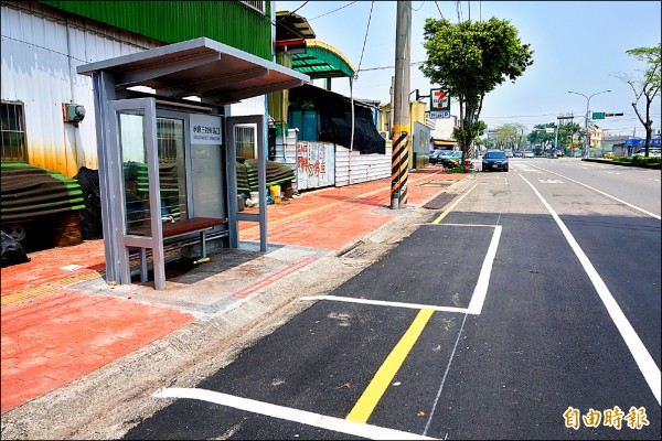 神岡區承德路公車亭前竟設兩個停車格。（記者歐素美攝）