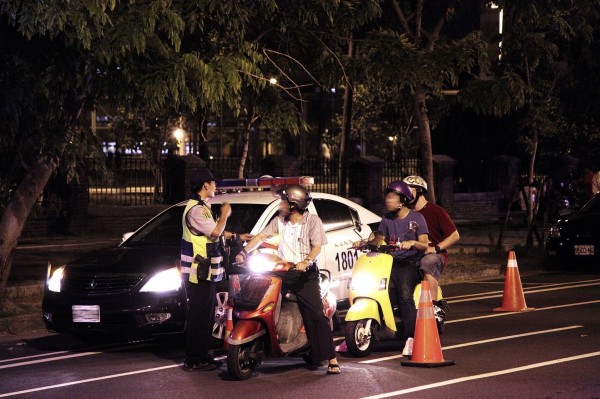 南市警方從4月1日起執行機車違規行駛專案取締勤務。（記者王俊忠翻攝）