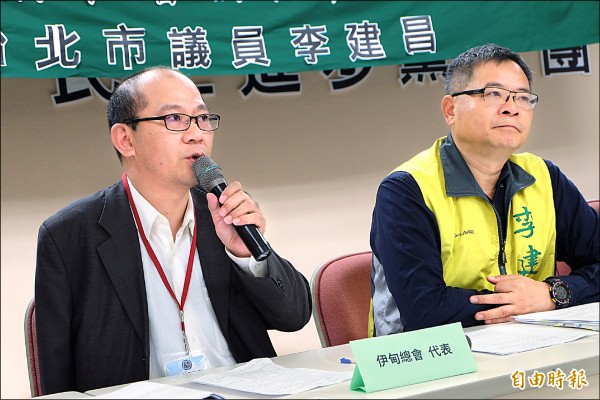 大龍養護中心主任遭爆將捐物低價賣給員工，伊甸社會福利基金會副執行長林文賓（左）坦承管理疏失道歉。
（記者盧姮倩攝）