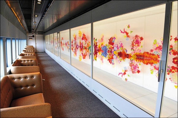 「現美新幹線」展示的立體作品，由現代美術家荒神明香以假花花瓣串起，全長約11公尺。（取自網路）