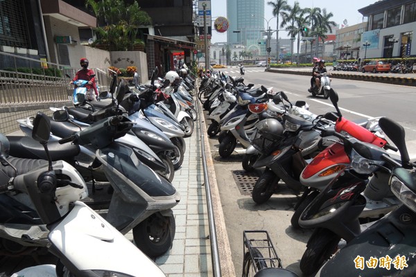 台南火車站前站週邊開始實施機車停車收費。（記者洪瑞琴攝）