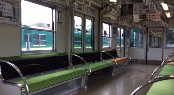 京阪5000系電車平常看起來，像是一節車廂3對車門的普通列車。（圖擷取自推特）