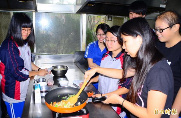 相較於天天下廚的日本女性，台灣因為外食方便等原因，使得做菜的人少了許多。圖片與新聞內容無關。（資料照，記者吳俊鋒攝）