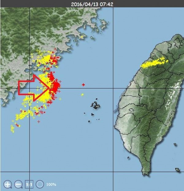 鄭明典從氣象局的閃電監測資料可提醒，雷雨帶正通過台灣海峽，首要影響的是澎湖，西部地區也將受到影響。（圖擷自鄭明典臉書）