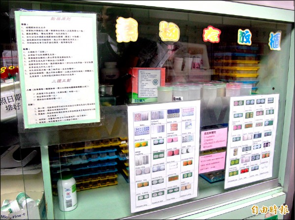 衛生局要求未來由社區藥局提供老福機構用藥諮詢，照顧30多名老人家的倚青園老人長照中心，在藥物存放櫃都貼有用藥指引及藥品對照圖。（記者謝佳君攝）
