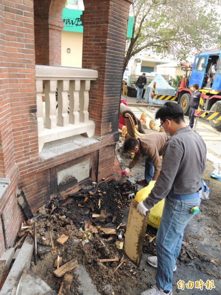 台南州知事官邸市定古蹟火警，人員清理現場。（記者洪瑞琴攝）
