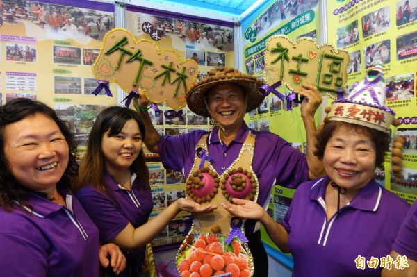 彰化縣芬園鄉竹林社區志工陳煥堅穿上「龍眼荔汁」環保泳裝，行銷社區特產。（記者劉曉欣攝）