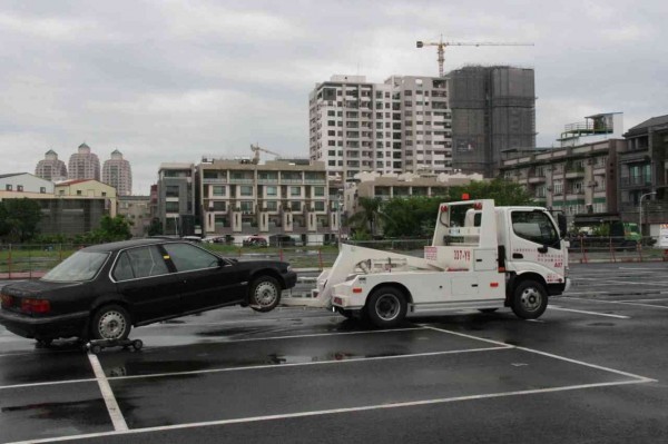 台南市中西區的中北拖吊場民間拖吊車上午執行違停車輛拖吊。（記者王俊忠翻攝）