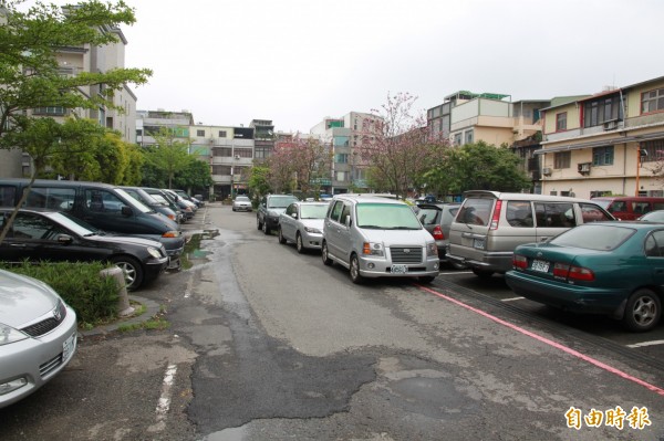 竹南鎮立達公有停車場未實施收費，引發民眾抱怨停車位被鄰近住家與商家長佔，相當難停車，停車場內也可見隨意停車的狀況。（記者鄭鴻達攝）