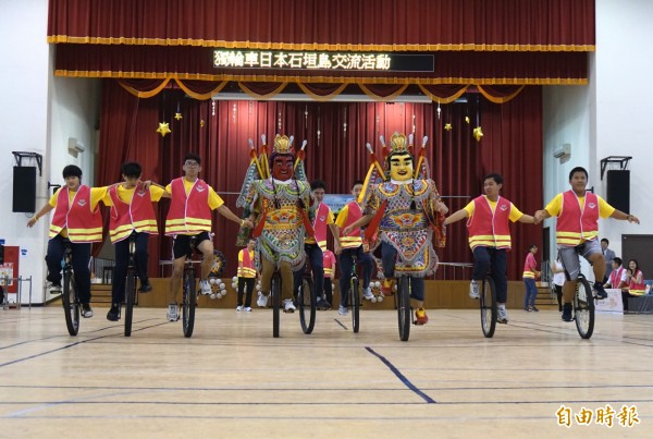 台中特教生獨輪車隊將赴日本石垣島騎獨車車環島，行前表演三太子風火輪，獲得滿堂采。（記者蔡淑媛攝）                                                              