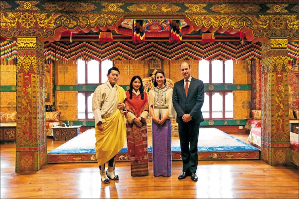 威廉王子與夫人凱特（右一、右二）14日在「廷布宗」謁見年輕的不丹國王與王后（左一、左二），留下「東、西方威廉與凱特」珍貴合影。（法新社）