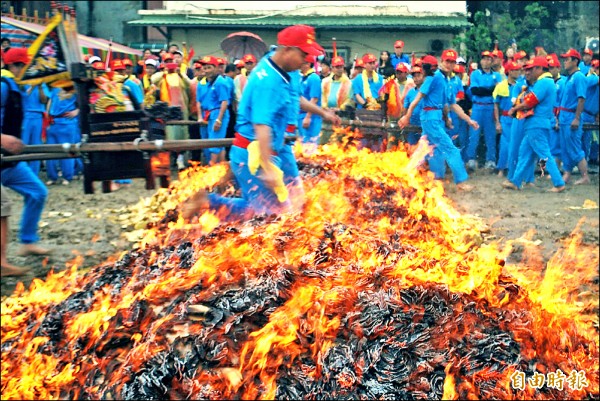 大園區竹圍福海宮慶祝輔信王公聖誕，昨天舉辦傳統「過金火」儀式。（記者邱奕統攝）