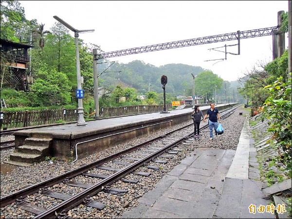 縣府將在舊山線三義段推動鐵道自行車（RailBike）計畫，圖為勝興車站有遊客漫步在軌道上。（記者張勳騰攝）