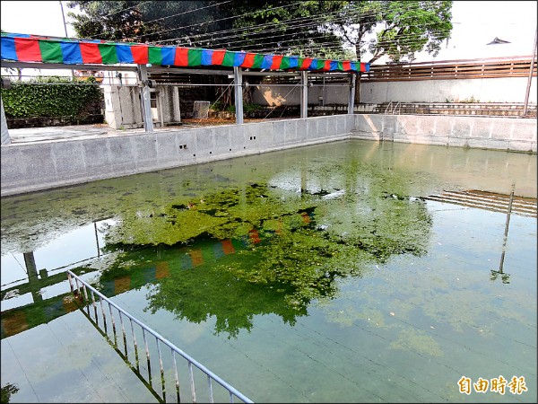 湧泉運動公園因虧損、委外經營受阻，閒置兩年，布滿青苔，好風光全變了樣。（記者張存薇攝）