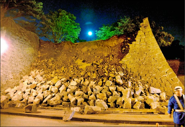 十四日深夜地震後，日本熊本縣的熊本城石牆傾倒，熊本城是該縣重要古蹟，網友直呼「熊本城死了」，擔心餘震造成更大的損害。（美聯社）