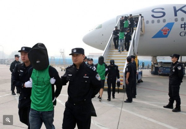 圖為中國警方押解在肯亞涉及電信詐欺的台灣人下飛機。