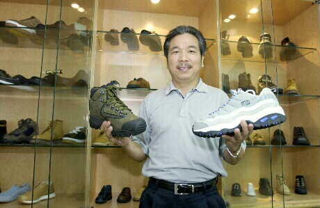 陳敏雄創立信星鞋業，有36年製鞋經驗，年產2500多萬雙鞋子。（圖擷自香港媒體《頭條日報》） 