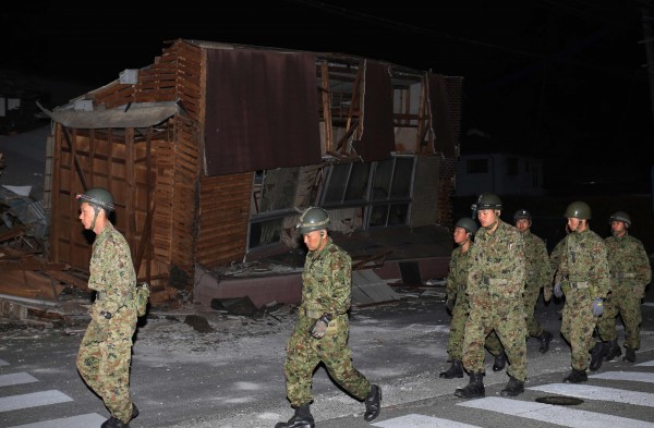 日本防衛大臣中谷元表示，將派遣1700名陸上自衛隊隊員進入益城町協助救災，並強調「救人第一」。（法新社）