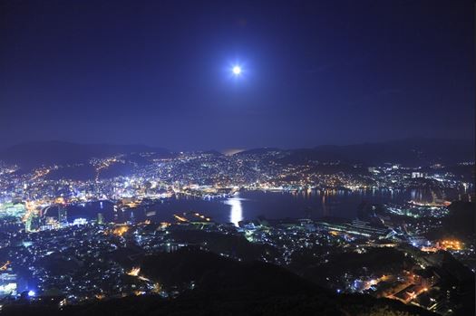 「夜景旅遊會議局」日前舉辦「日本新三大夜景」評選活動，長崎市（如圖）榮獲第一名。（圖擷取自「夜景旅遊會議局」網站）