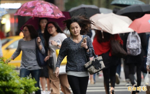 天氣不穩定，外出宜攜帶雨具。（記者林正堃攝）