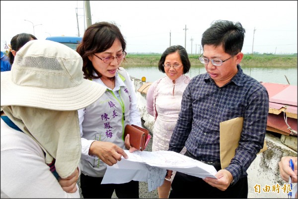 布袋鎮長陳鳳梅（左一）和公路總局會勘，爭取增設西濱快新塭好美交流道。（記者蔡宗勳攝）