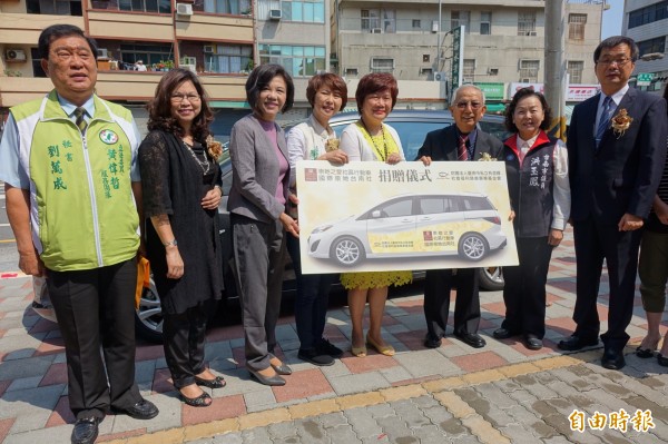 國際崇她台南社捐贈社區行動車。（記者黃文鍠攝）