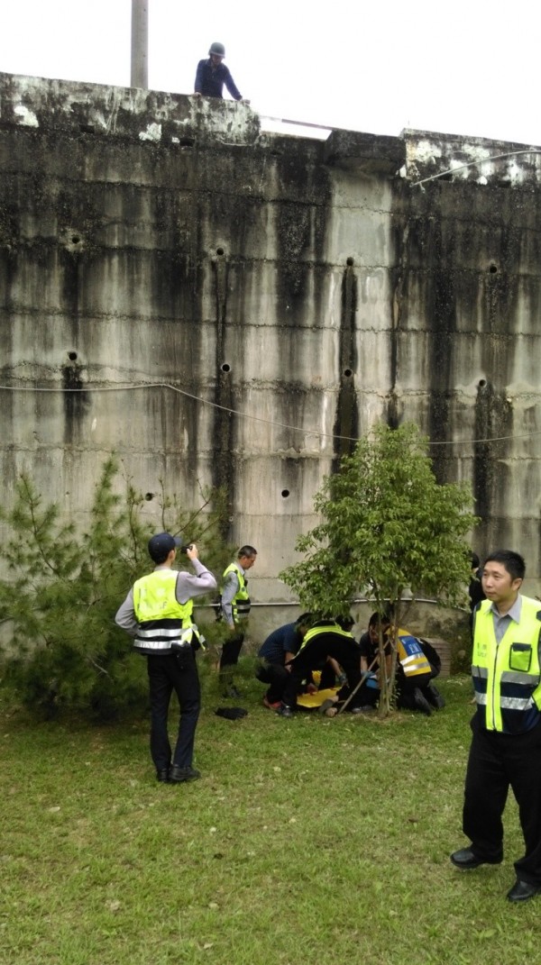 黃婦不慎跌落距路面約6公尺高的護坎下。（記者許國楨翻攝）