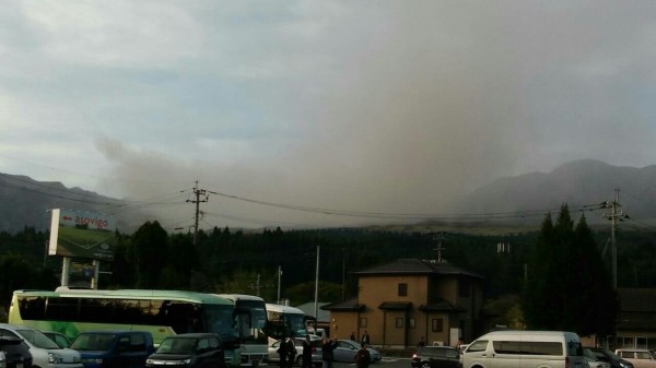 今早阿蘇火山噴出黑煙。（照片張美娟提供）