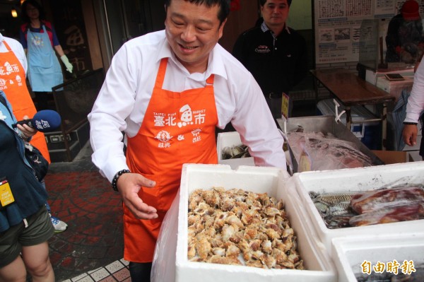 開賣現場有象魚、角螺、石老及黃斑等魚類，都是今天早上從澎湖空運來台。（記者鍾泓良攝）