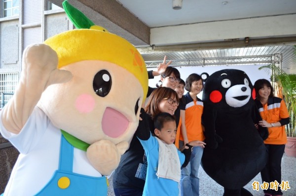 吉祥物「熊本熊」與「高通通」經常一起參加市府農業局活動。（記者陳文嬋攝）