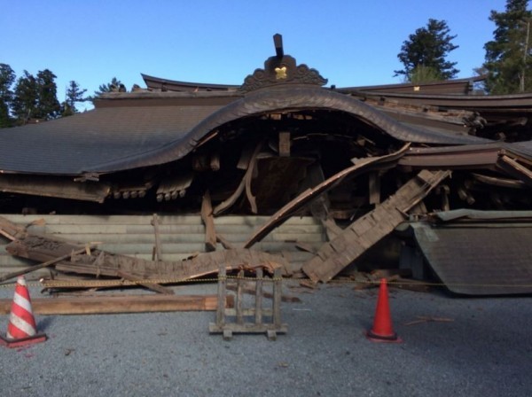 九州台灣團傳出有2人受傷。圖為熊本縣著名古蹟「阿蘇神社」的樓門也因強震倒塌。（圖取自推特）