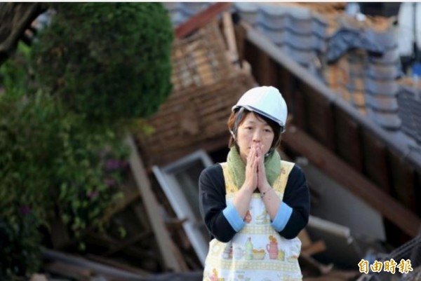 熊本縣連日地震，許多民宅因強震損毀，造成當地居民人心惶惶，廉價航空提出退票改班服務，請遊客注意。（路透）