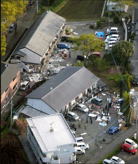 熊本強震讓日本東海大學南阿蘇村校區的5棟學生公寓發生傾倒，被救出的活埋學生表示，當時自己一動也不能動，只能用手機寫下遺書。（圖擷自《朝日新聞》）