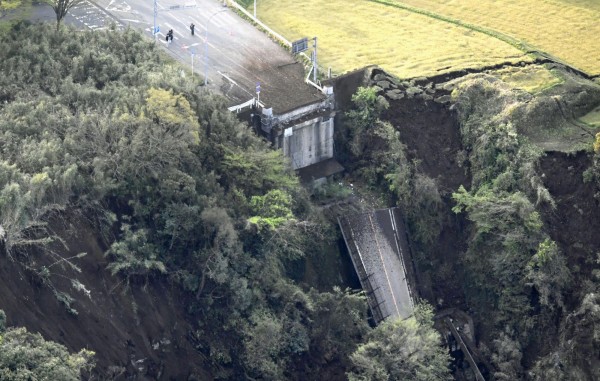 日本熊本今天凌晨發生7.3強震，阿蘇大橋崩落斷裂，空拍畫面相當震撼。（美聯社） 