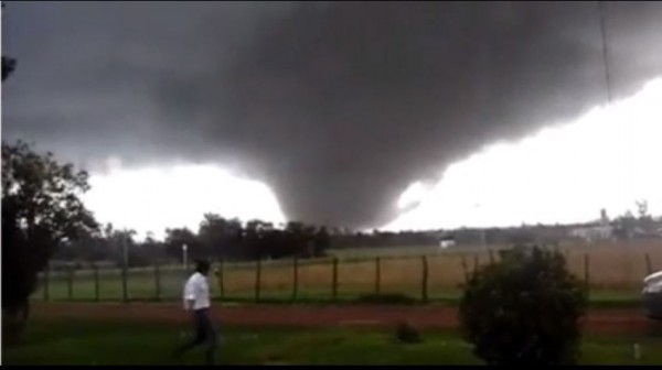 烏拉圭的多洛雷斯遭到強烈龍捲風侵襲，造成重大傷亡。（圖片擷取自Youtube）