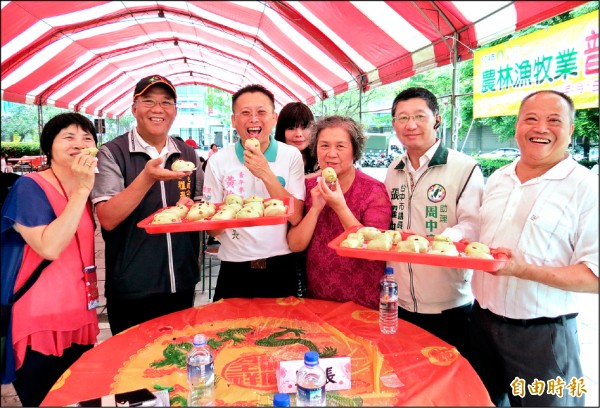 麻芛饅頭出籠，南屯區長程泰源（左二）、三厝里長黃俊銘（左三）與民眾一起品嚐。（記者張菁雅攝）