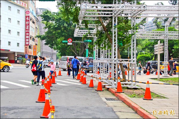 北市府為了釐清地方意見，十五日至五月一日止，七星公園兩處分別擺放一比一車站模型，藉此去測試交通影響評估。（記者鍾泓良攝）