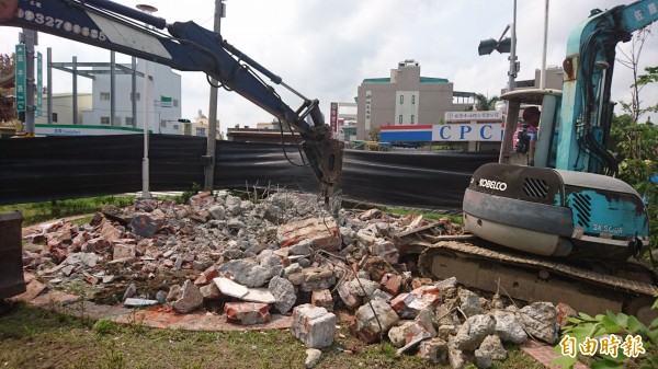 台南佳里中山、延平路口蔣介石銅像今晨拆除。（記者劉婉君攝）