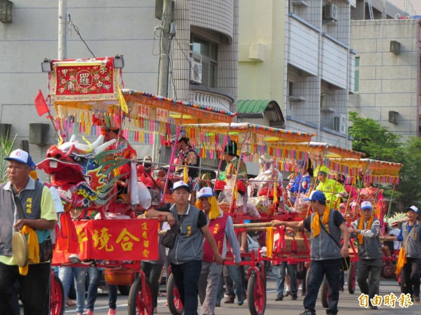 為期3天的「學甲香」慈濟宮「上白礁」謁祖刈香大祭典，來自國內外信眾、藝陣今日大會師進行最後一天遶境。（記者王涵平攝）