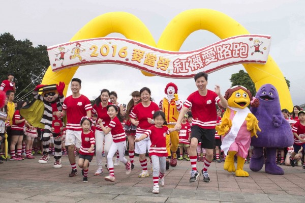 台灣麥當勞今日攜手麥當勞叔叔之家慈善基金會，舉辦「麥當勞紅襪愛路跑」，近8500名跑者穿上獨有的紅白條紋襪開跑，路跑報名費中的200元將捐作公益，共募得近170萬元，將用來幫助遠地就醫的孩子。（圖由台灣麥當勞提供）