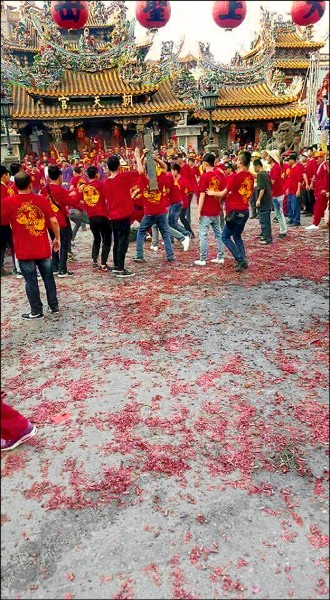 朝天宮昨天廟前陣頭衝突，一名男子受傷倒地。（記者陳燦坤翻攝自網路）