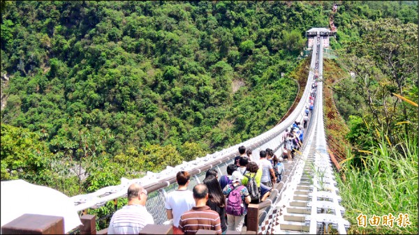 屏東山川琉璃吊橋正式啟用，開始收費，遊玩人潮仍不減。（記者羅欣貞攝）