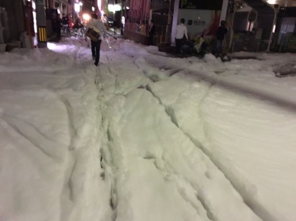 日本熊本強震後，鄰近的福岡街頭湧現不明的白色泡沫。（圖擷取自推特）