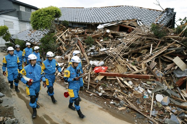 日本熊本發生強震，當地災情慘重，搜救人員正進行搜救。（美聯社）