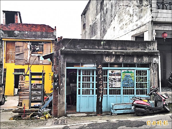 「石店子 冶．茶四九」原址雖曾是熱鬧的打鐵店鋪，但近年已成廢墟，被陶藝家賴傳莊「回收」再利用，變成他的工作室。（記者黃美珠攝）