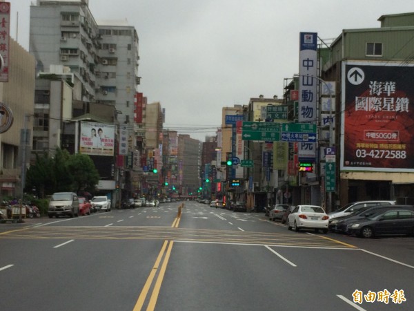 萬安演習人車管制，車水馬龍省道難得淨空。（記者李容萍攝）