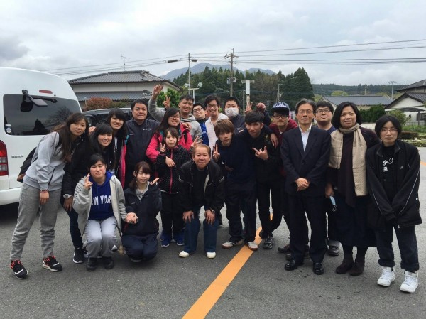 德霖技術學院7名學生受困地震重創的熊本阿蘇之司飯店， 餐旅系教師劉小瑋（右二）與福岡辦事處人員，今日下午到達飯店，接回受困學生，並與飯店員工在當地合影留念。（德霖技術學院提供）