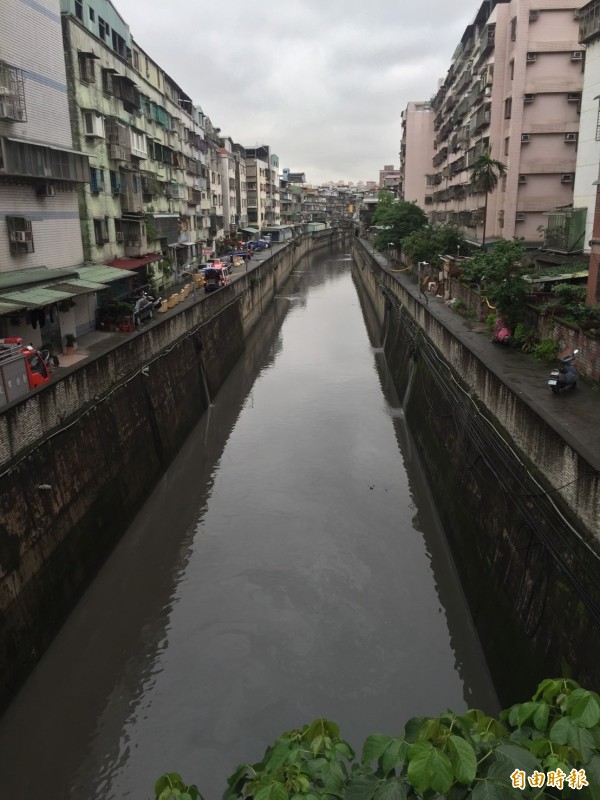 住宅旁的排水溝驚見女浮屍，嚇壞民眾。（記者曾健銘攝）