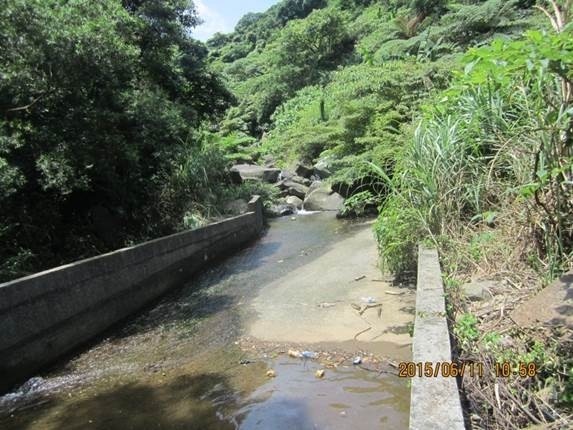 無名溪流為各野溪匯集成溪，枯水期、豐水期相當明顯，左右下游用水。（三芝區公所提供）